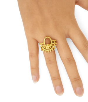 Anillo precolombino con diseño de sol en baño de oro 24k, ajustable, inspirado en artesanías colombianas.