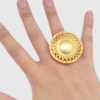 Anillo con diseño precolombino y baño en oro de 24 quilates