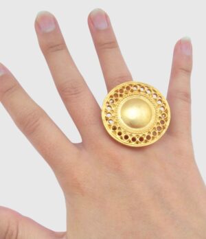 Anillo con diseño precolombino y baño en oro de 24 quilates