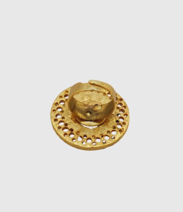 Anillo con diseño precolombino y baño en oro de 24 quilates