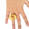 Anillo precolombino Calima inspirado en nariguera ceremonial, elaborado en baño de oro de 24k, talla ajustable.