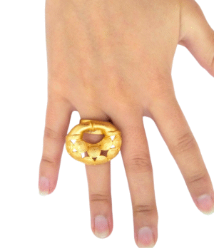 Anillo precolombino Calima inspirado en nariguera ceremonial, elaborado en baño de oro de 24k, talla ajustable.
