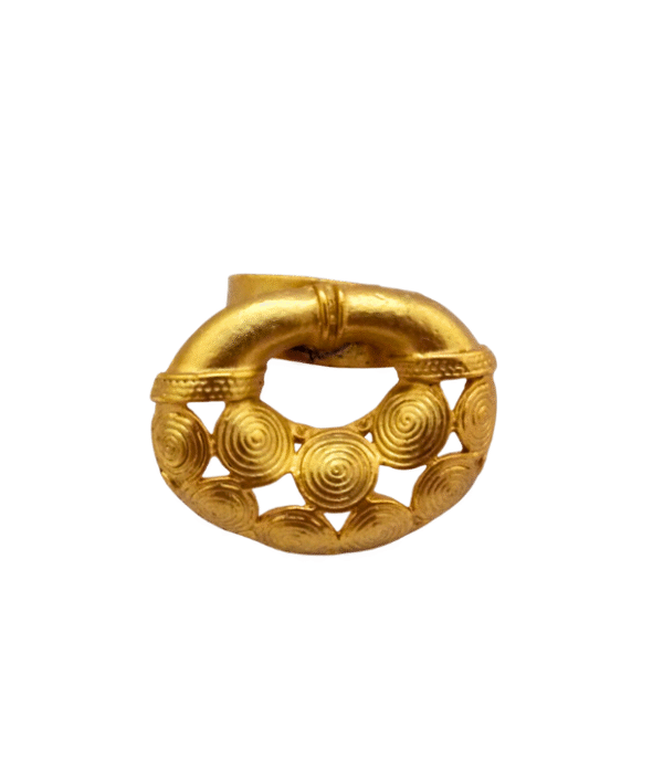Anillo precolombino Calima inspirado en nariguera ceremonial, elaborado en baño de oro de 24k, talla ajustable.