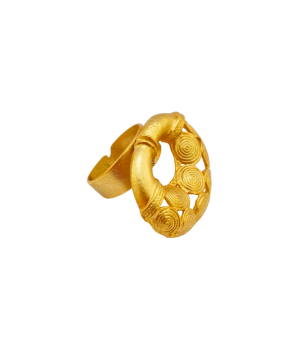Anillo precolombino Calima inspirado en nariguera ceremonial, elaborado en baño de oro de 24k, talla ajustable.
