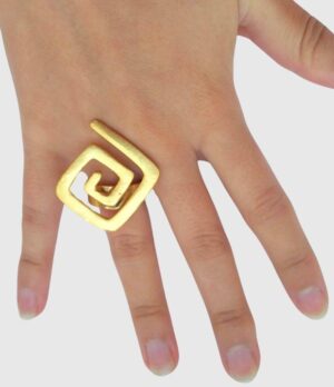 Anillo con diseño precolombino y baño en oro de 24 quilates