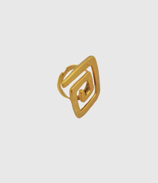Anillo con diseño precolombino y baño en oro de 24 quilates