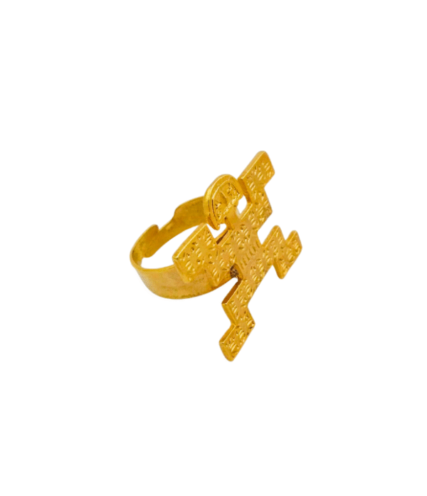 Anillo precolombino jaguar Tolima en aleación con baño en oro 24K, talla ajustable.