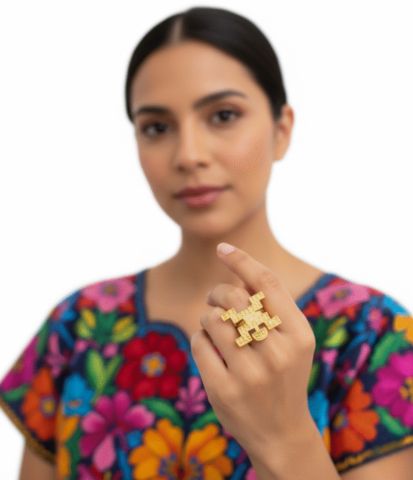 Anillo precolombino jaguar Tolima en aleación con baño en oro 24K, talla ajustable.