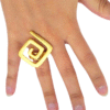 Anillo precolombino Quimbaya con diseño del camino de la vida y baño en oro 24K, talla ajustable.