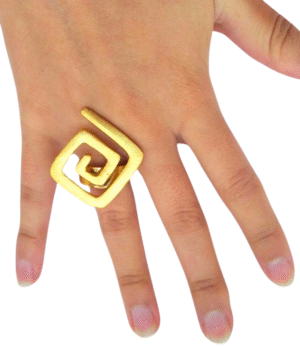 Anillo precolombino Quimbaya con diseño del camino de la vida y baño en oro 24K, talla ajustable.