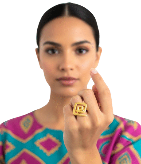 Anillo precolombino Quimbaya con diseño del camino de la vida y baño en oro 24K, talla ajustable.