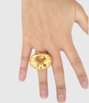 Anillo con diseño precolombino y baño en oro de 24 quilates