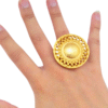 Anillo precolombino Muisca con diseño del sol y baño en oro 24K, talla ajustable.