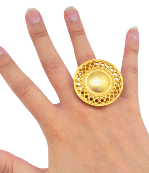 Anillo precolombino Muisca con diseño del sol y baño en oro 24K, talla ajustable.