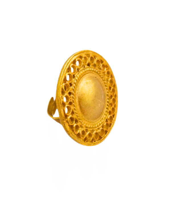 Anillo precolombino Muisca con diseño del sol y baño en oro 24K, talla ajustable.