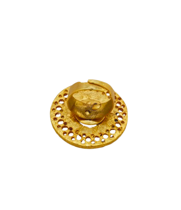 Anillo precolombino Muisca con diseño del sol y baño en oro 24K, talla ajustable.