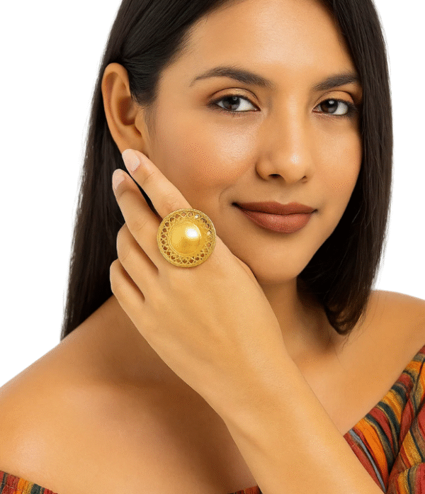 Anillo precolombino Muisca con diseño del sol y baño en oro 24K, talla ajustable.