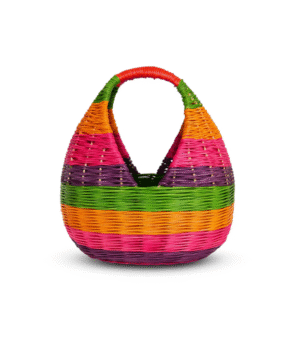 Canasto artesanal en esparto multicolor tejido a mano en Cerinza, Boyacá, con tonos vivos y capacidad para 30 huevos.