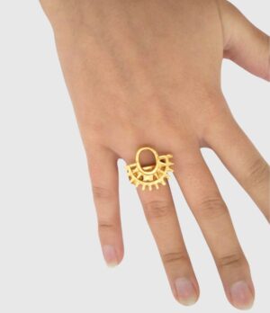 Anillo con diseño precolombino y baño en oro de 24 quilates