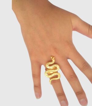 Anillo con diseño de serpiente