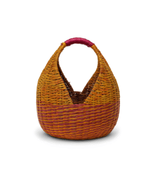 Canasto artesanal en esparto hecho a mano en Cerinza, Boyacá, con tonos tierra y vino tinto y capacidad para 30 huevos.