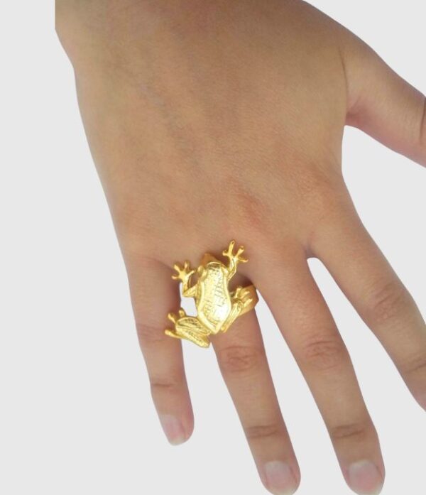 Anillo con diseño de rana y baño en oro