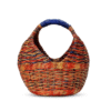 Canasto artesanal en esparto rojo y azul, tejido a mano en Cerinza, Boyacá, con capacidad para 30 huevos o uso en picnic.