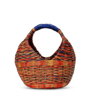 Canasto artesanal en esparto rojo y azul, tejido a mano en Cerinza, Boyacá, con capacidad para 30 huevos o uso en picnic.
