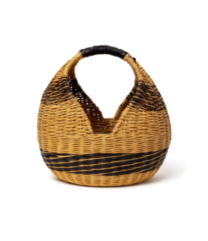 Canasto artesanal en esparto natural con franja negra, tejido a mano en Cerinza, Boyacá, con capacidad para 30 huevos.