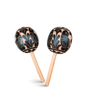 Maracas artesanales de totumo tallado y madera, con diseños de aves del Caribe colombiano, elaboradas a mano por artesanos.