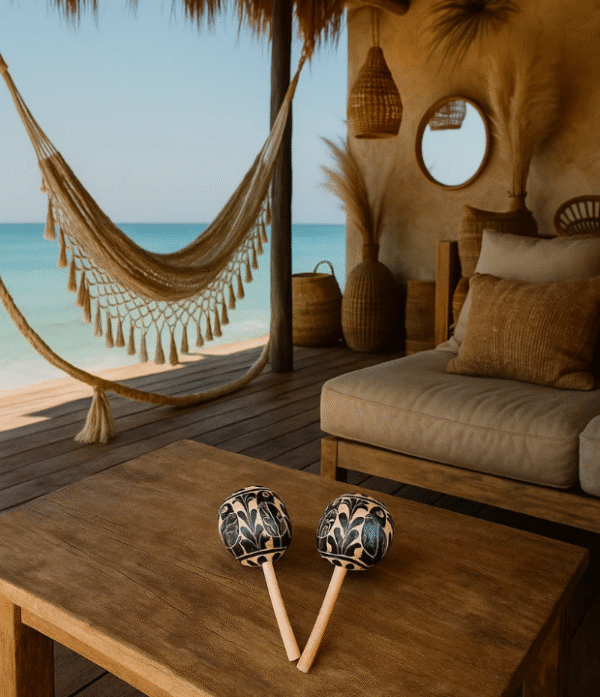 Maracas artesanales de totumo tallado y madera, con diseños de aves del Caribe colombiano, elaboradas a mano por artesanos.
