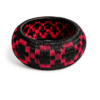 Pulsera artesanal Wounaan en fibra de werregue negro y fucsia hecha a mano en el Chocó.