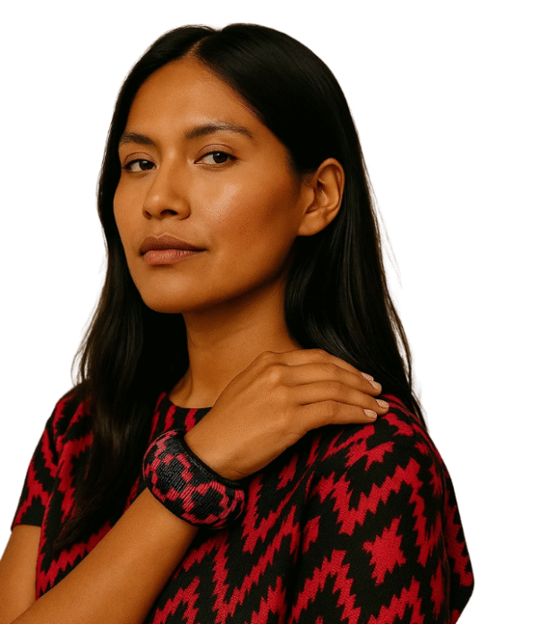Pulsera artesanal Wounaan en fibra de werregue negro y fucsia hecha a mano en el Chocó.