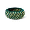 Pulsera artesanal de werregue en tonos verde y natural, tejida a mano por mujeres Wounaan del Chocó.