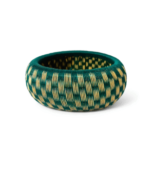 Pulsera artesanal de werregue en tonos verde y natural, tejida a mano por mujeres Wounaan del Chocó.