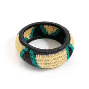 Pulsera artesanal de werregue en tonos negro y turquesa, hecha a mano por mujeres Wounaan del Chocó.