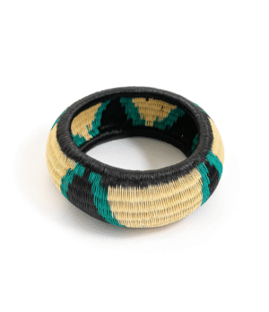 Pulsera artesanal de werregue en tonos negro y turquesa, hecha a mano por mujeres Wounaan del Chocó.