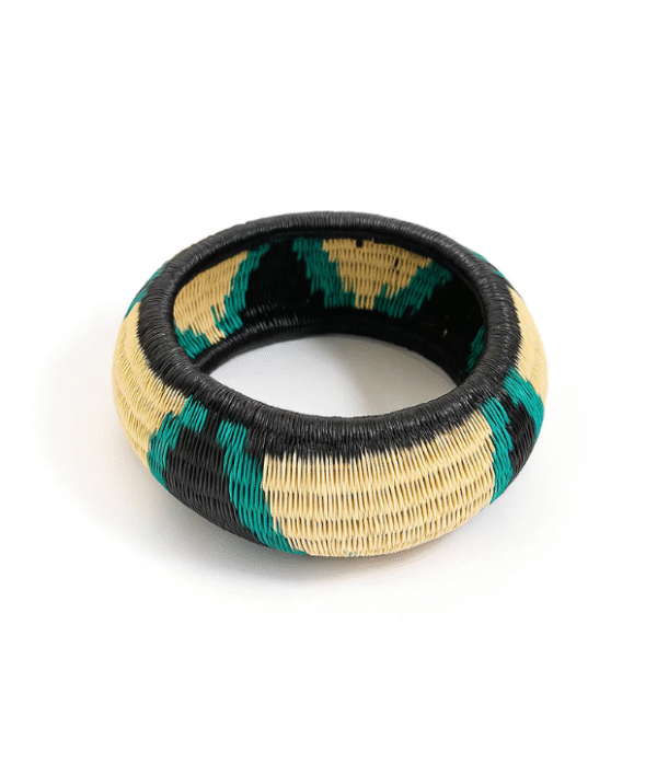 Pulsera artesanal de werregue en tonos negro y turquesa, hecha a mano por mujeres Wounaan del Chocó.