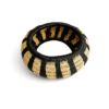 Pulsera artesanal de werregue en tonos negro y natural, tejida a mano por mujeres Wounaan del Chocó.