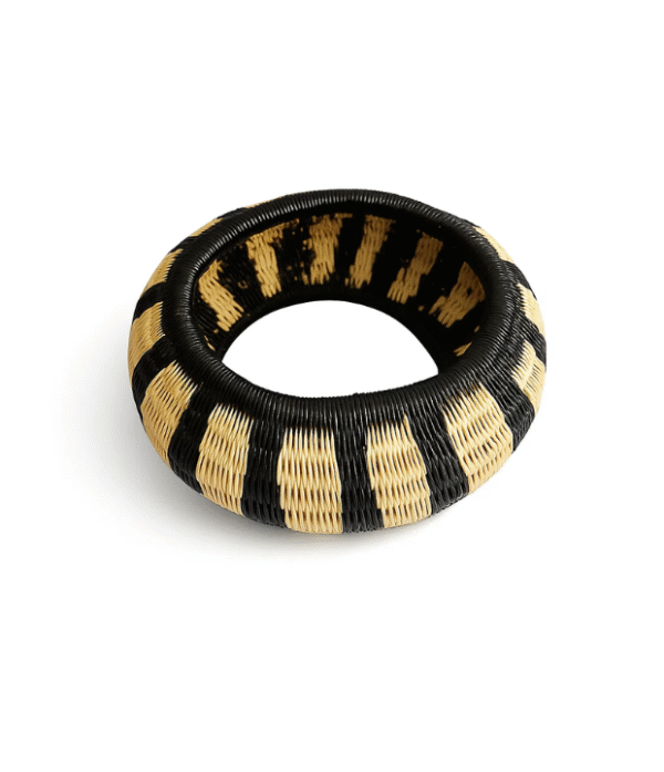 Pulsera artesanal de werregue en tonos negro y natural, tejida a mano por mujeres Wounaan del Chocó.