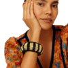 Pulsera artesanal de werregue en tonos negro y natural, tejida a mano por mujeres Wounaan del Chocó.