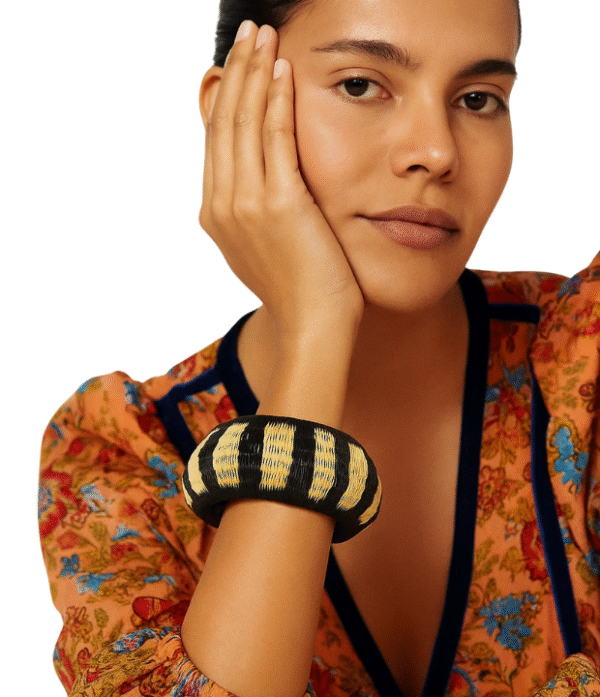 Pulsera artesanal de werregue en tonos negro y natural, tejida a mano por mujeres Wounaan del Chocó.