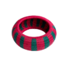 Pulsera artesanal de werregue fucsia y negro, elaborada a mano por mujeres de la comunidad Wounaan del Chocó.