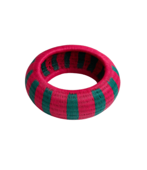 Pulsera artesanal de werregue fucsia y negro, elaborada a mano por mujeres de la comunidad Wounaan del Chocó.