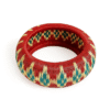 Pulsera artesanal de werregue en tonos rojo, crema y verde, tejida a mano por mujeres de la comunidad Wounaan del Chocó.