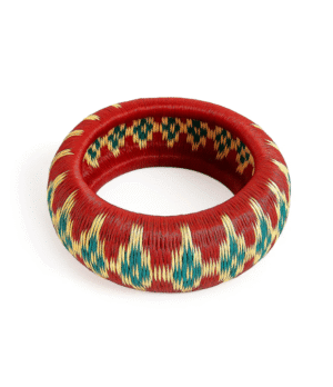 Pulsera artesanal de werregue en tonos rojo, crema y verde, tejida a mano por mujeres de la comunidad Wounaan del Chocó.