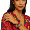 Pulsera artesanal de werregue en tonos rojo, crema y verde, tejida a mano por mujeres de la comunidad Wounaan del Chocó.