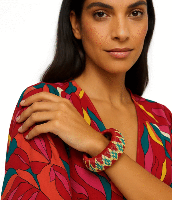 Pulsera artesanal de werregue en tonos rojo, crema y verde, tejida a mano por mujeres de la comunidad Wounaan del Chocó.