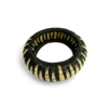 Pulsera artesanal de werregue en tonos negro y crema, tejida a mano por mujeres de la comunidad Wounaan del Chocó.