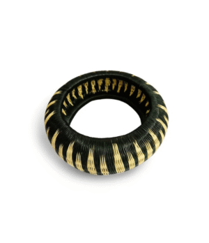 Pulsera artesanal de werregue en tonos negro y crema, tejida a mano por mujeres de la comunidad Wounaan del Chocó.